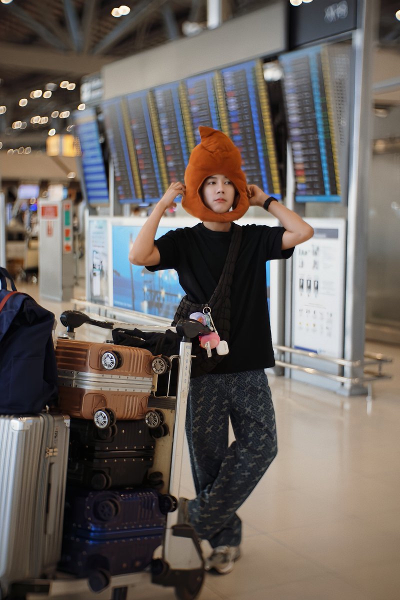 MARTTER19's tweet photo. อดทนจนกว่าจะแลนนน ✈️🇹🇼

ไต้หวันพายุเข้า โดนยกเลิกเทียวบินไป18เที่ยวบิน 
แต่ China Airlines เค้าไม่ยกเลิกไฟลต์ เค้าเป็นเลือดนักสู้!!
#ไต้หวัน #Taiwan https://t.co/BZatODlHlZ