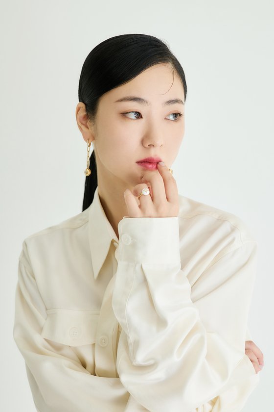 yeobeenfiles's tweet photo. Jeon Yeobeen will reportedly star in the new ENA drama "Good Girll Boo Semi!"

An entertainment source told JTBC Entertainment that the actress will play the role of Boo Semi, the titular role of the drama. It will be Jeon Yeobeen's first time playing the titular role in a drama. 

"Good Girl Boo Semi" is a romantic comedy drama that tells the story of a 'dirt spoon' female bodyguard who dreams of a three-month countdown to the rest of her life. She enters an arranged marriage with a terminally ill chaebol chairman and has to change her identity to survive for three months to avoid those seeking her enormous inheritance.

🔗: https://t.co/YCTgzwm4iM

#JeonYeoBeen #전여빈