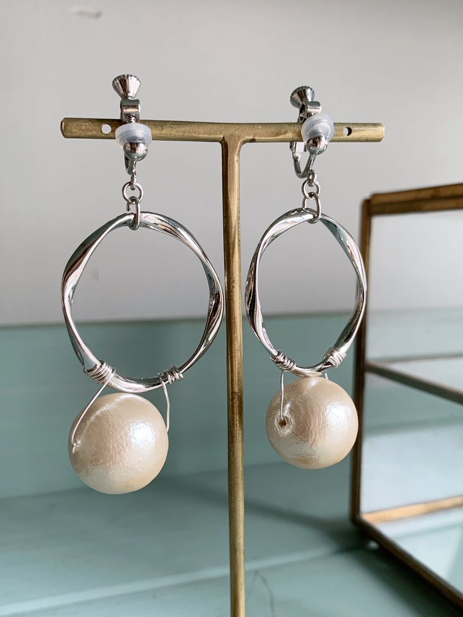 cano_ha's tweet photo. 新作アクセサリー。

大粒コットンパール・フープ・イヤリング/ピアス (Silver) | canoha https://t.co/08aLBMWIuD #BASEec @cano_haより https://t.co/eYbBisjxVD