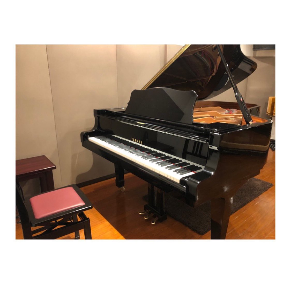 Noah_Shimokita's tweet image. 【#NOAH調律情報】

ANNEX 2st (15帖) #YAMAHA C7LA
本日調律完了致しました👻

下北沢店で最も広い15帖のお部屋です！

ぜひご利用ください🎃

#soundstudio  #下北沢  #ピアノ  #グランドピアノ #スタジオノア