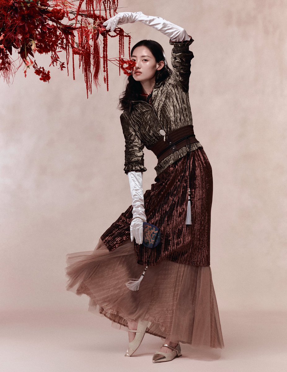 juzui_official's tweet photo. 𝐉𝐔𝐙𝐔𝐈 2024 Fall Collection
The ultimate color fusion,describe a romantic feeling about Chinese colors.
With a graceful posture to show the Oriental aesthetics.
#JUZUI #fashionbeauty #2024fall #chinese https://t.co/4Tzcm6a13x
