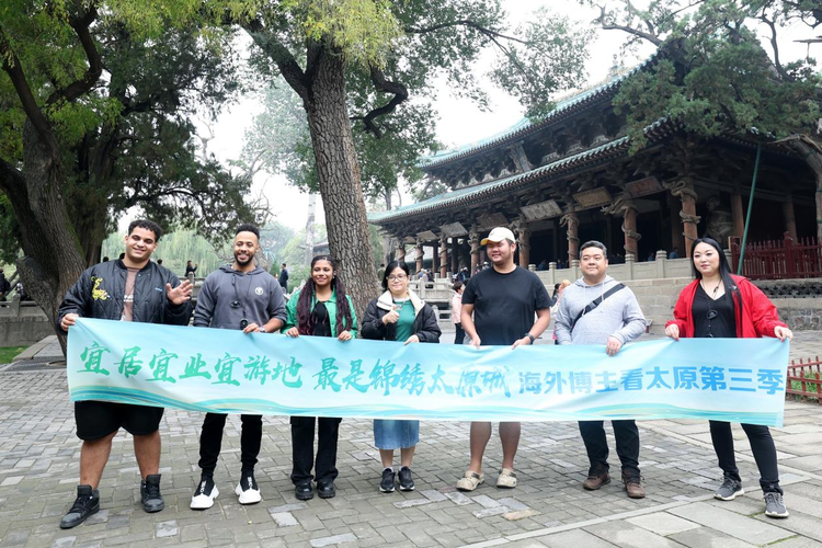 HRegionen's tweet photo. #TaiyuanInDenAugenInternationalerBlogger
#JinciMuseumTaiyuan
Im herbstlichen Glanz haben internationale Blogger ihre Entdeckungsreise in Taiyuan angetreten und fangen mit ihren Kameras die jahrtausendealte Anmut dieser historischen Stadt ein. Das Jinci, ein wahres Schatzhaus antiker Baukunst, besticht mit dem heiligen Muttertempel, der „Fliegenden Brücke“ über dem Fischteich und der Opferhalle – jedes Detail, jede Ziegelreihe erzählt lebendig aus der Geschichte. Der indonesische Blogger Zhang Enwen äußerte: „Das Jinci hat meine Faszination für die chinesische Geschichte geweckt.“ Die Erzählungen dieser Blogger nehmen in den sozialen Medien Gestalt an und entfachen weltweit das Interesse an Taiyuan. Mit offenen Armen heißt Taiyuan die Welt willkommen und füllt jeden Winkel mit Geschichten und Geschichte.