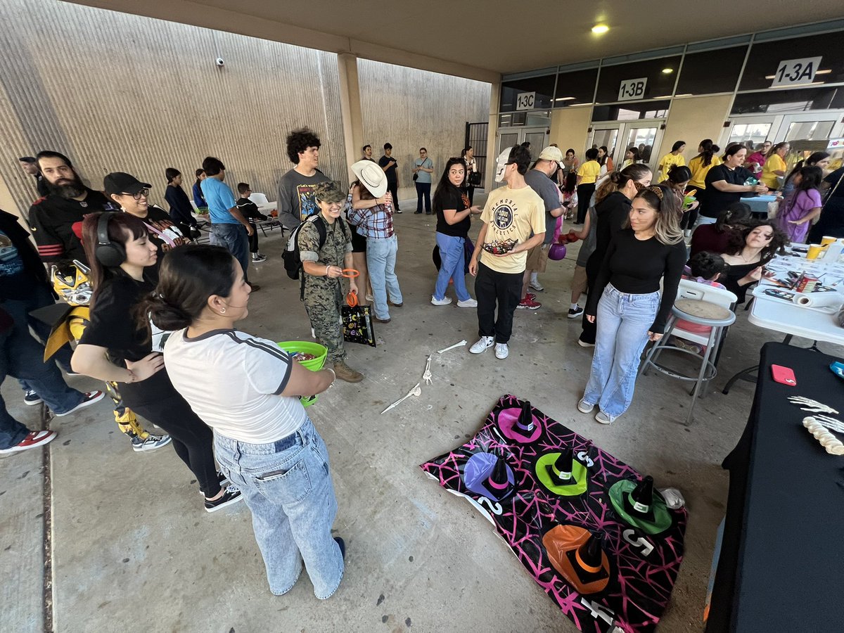 McallenDeca's tweet photo. What an AMAZING Spooky Stangs we had! Thanks to our students for volunteering, face painting, &amp; giving candy to everyone! What a great day to be DECAcated 

#BeTheOne to join @DECAInc 
@McAllenISDCTE https://t.co/3sCwhUOPfU