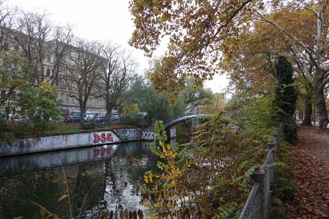 LuisenstadtF's tweet photo. An der #Admiralbrücke in #Kreuzberg. #Zelte, #Abfälle, #Touristen https://t.co/d65lwlS7tz