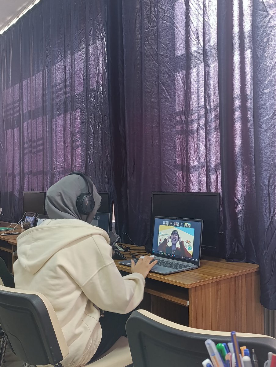 UrfaAnadolulise's tweet photo. Urfa Anadolu Lisesi olarak World Classroom projesinin ilk görüşmesini Japonya ile gerçekleştirdik. #worldclassroom https://t.co/3Y3hAeaPRa