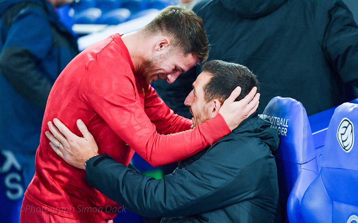 Friends Reunited as Alexix Mac Allister greets Lewis Dunk last night <a href="/Brian__Owen/">Brian Owen</a> #Brighton #BHAFC #football #CarabaoCup #reunion #NorthStandChat #OfficialBHAFC <a href="/AndyNaylorBHAFC/">Andy Naylor</a> #LiverpoolFC