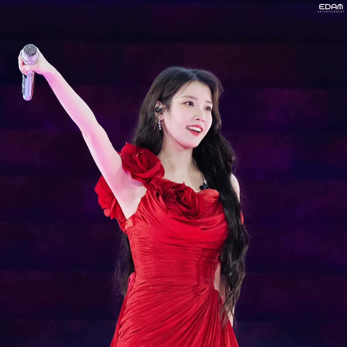아이유(IU) tweet media