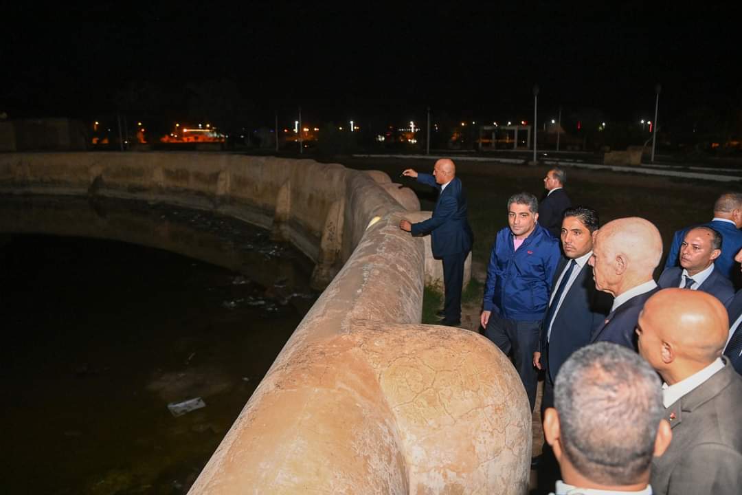 رئيس الجمهورية #قيس_سعيد، يؤكد خلال توجهه في زيارة غير معلنة إلى كل من هنشير الشعال و بئر علي بن خليفة بولاية صفاقس قبل أن يتحول إلى مدينة القيروان، على أنه لا مجال للتفريط في ملك الشعب التونسي وأن حرب التطهير ضد الفساد ستستمر دون هوادة. #TnPR