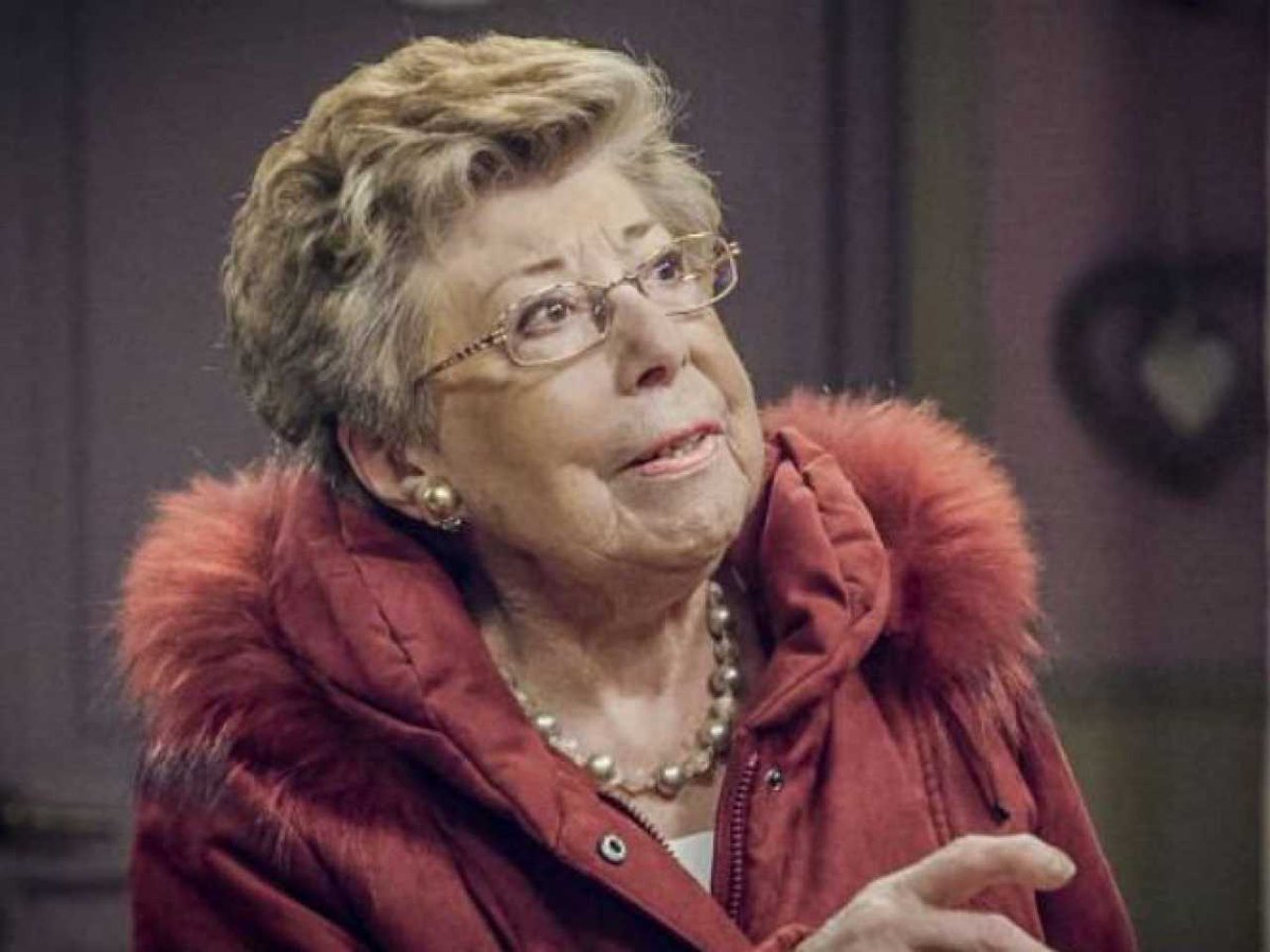 Grote verandering voor de Bomma in 'Familie: Annie Geeraerts heeft opmerkelijke beslissing genomen: Annie Geeraerts is 98. Ondanks haar gezegende leeftijd speelt ze nog steeds mee in 'Familie'. dlvr.it/TFvmj5