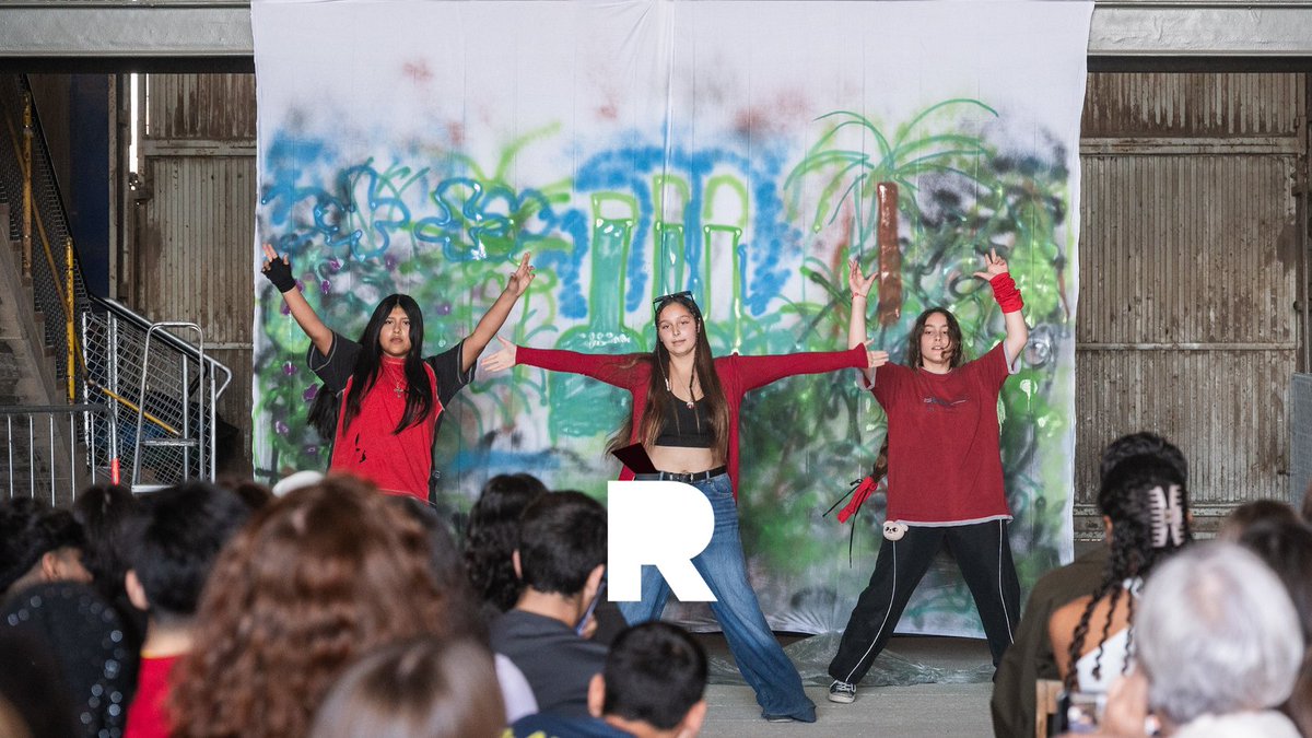 BCN Educadora (@bcneducadora) on Twitter photo La proposta de l'<a href="/institutmvm/">Institut MVM</a> ha fusionat música en directe, grafitti, projeccions i arts escèniques per exposar un discurs propi i conscient sobre el territori del Besòs i els usos dels espais públics del barri 🌳 La proposta de l'<a href="/institutmvm/">Institut MVM</a> ha fusionat música en directe, grafitti, projeccions i arts escèniques per exposar un discurs propi i conscient sobre el territori del Besòs i els usos dels espais públics del barri 🌳