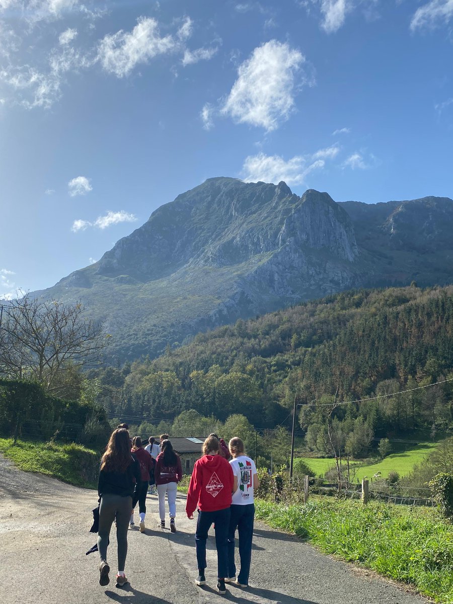 FINALIZAN LAS CONVIVENCIAS DE 1ºBTO A
Tres días maravillosos de convivencia y formación para fortalecernos como personas y como clase en la búsqueda de las claves de la vida buena y feliz.
Más fotos 👇
facebook.com/bilbokoeskolap…
#escolapiosbilbao #SaludIntegral #conviencias