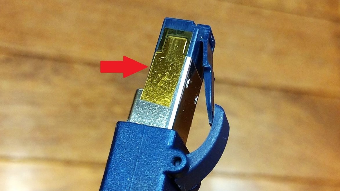 akitsuko_LLC's tweet photo. ネットワークプレーヤーとハブ間LANケーブルのシールド処理はどうすればいい？
LINNの場合はシールド無しを推奨をしていて確かにシールド有りで接続すると音場が狭くなり良くない印象です。でも高級LANケーブルは大概シールド有りなので悩むところ。

ハブのコネクター内部を見て横に金属の接点が見える場合はこれによりLANケーブルのシールドとハブのグ��ウンドが繋がります。なのでLANケーブル側のコネクターのちょうど接触する部分に薄い絶縁テープを両側に貼ればこれを防ぐことができますがビニールテープのような厚みがあるものを貼ると挿した後にコネクター内部で引っ掛かって抜けなくなる危険があるのでNGです。実験的にはセロテープでも大丈夫だと思いますが材質が弱いため同じように引っ掛かかる可能性があり注意です。写真では電子工作によく使うポリイミドテープを貼っています。

ANSUZは特注で片側のコネクターのシールドを未接続にする対応をしてもらえましたが他のメーカーの場合は不明です。もしシールド有りの高級LANケーブルの購入を検討している場合はオーディオショップ様と相談してみましょう。