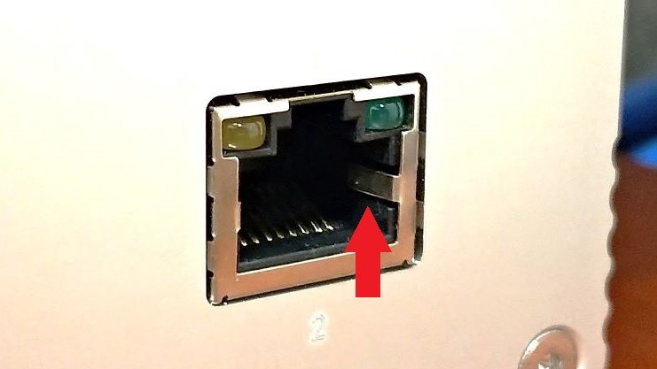 akitsuko_LLC's tweet photo. ネットワークプレーヤーとハブ間LANケーブルのシールド処理はどうすればいい？
LINNの場合はシールド無しを推奨をしていて確かにシールド有りで接続すると音場が狭くなり良くない印象です。でも高級LANケーブルは大概シールド有りなので悩むところ。

ハブのコネクター内部を見て横に金属の接点が見える場合はこれによりLANケーブルのシールドとハブのグ��ウンドが繋がります。なのでLANケーブル側のコネクターのちょうど接触する部分に薄い絶縁テープを両側に貼ればこれを防ぐことができますがビニールテープのような厚みがあるものを貼ると挿した後にコネクター内部で引っ掛かって抜けなくなる危険があるのでNGです。実験的にはセロテープでも大丈夫だと思いますが材質が弱いため同じように引っ掛かかる可能性があり注意です。写真では電子工作によく使うポリイミドテープを貼っています。

ANSUZは特注で片側のコネクターのシールドを未接続にする対応をしてもらえましたが他のメーカーの場合は不明です。もしシールド有りの高級LANケーブルの購入を検討している場合はオーディオショップ様と相談してみましょう。