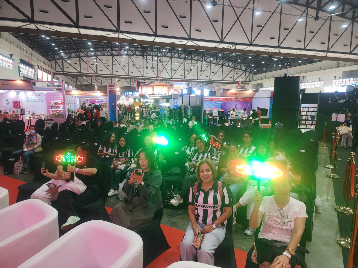 HussaweeFamily's tweet photo. ทัพหน้า เด็กเข้ม ✌️✌️

KEM X MAKRO HORECA 2024 

#เข้มXแม็คโครโฮเรก้า
#ข้าวแสนดีXเข้มหัสวีร์
@Hussaweee https://t.co/6MYRtvEtc3