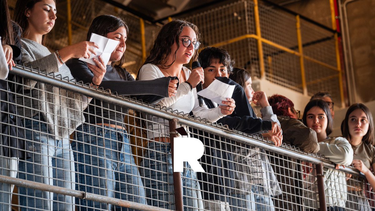 "Drac, barra, empremta", de Rodrigo Laviña #ENRESiDÈNCiA a l'Institut @somdeLaRibera de #Montcada ha pres el relleu.

La paraula, la música i el passeig pel recinte de Les Tres Xemeneies han donat veu a la mirada individual i col·lectiva dels nois i noies 🎤