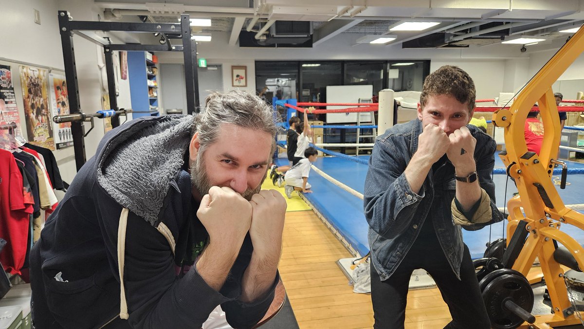 jbsportsbox's tweet photo. カナダとフランスからはじめの一歩ファン🇨🇦🇫🇷
山田トレーナー見て「Eiji Date!」って興奮してました（笑） https://t.co/ZtMKiFKiT0