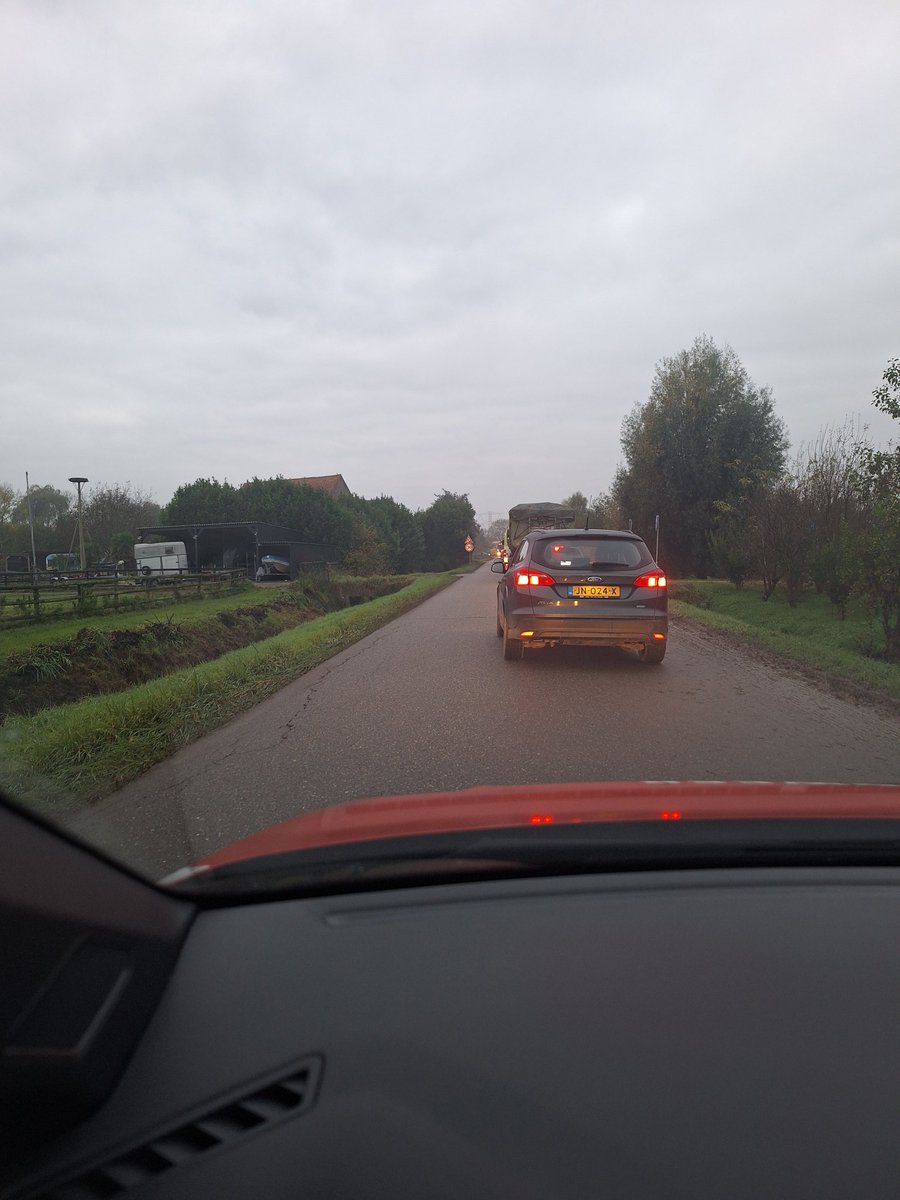 Polderwegen en vrachtwagens/ bussen...geen goede combinatie. De verkeersdeskundige die de opleiding verzonnen heeft: meten is weten😉🫡 <a href="/hoekschnieuws/">Hoeksche Waard Nieuws</a> <a href="/gemeenteHW/">gemeenteHW</a> <a href="/hollandsedelta/">waterschap Hollandse Delta</a>