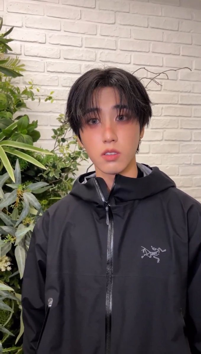yslcheol's tweet photo. oh gosh this look on han jisung is perfect 😮‍💨

the doe eyes, the tan, the sunburn blush, the contact lenses, the hairstyle EVERYTHING… i need this styling on him more https://t.co/XNL4FCPuJD