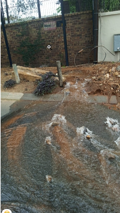 ismail_Mjhb's tweet photo. @JHBWater @CityofJoburgZA Airdlin Road sunninghill: Same pipe, same spot again and again and again and again. burst pipe.. How we supposed to be saving water when bursts repeatedly occur in the same place? https://t.co/waHADUkybI