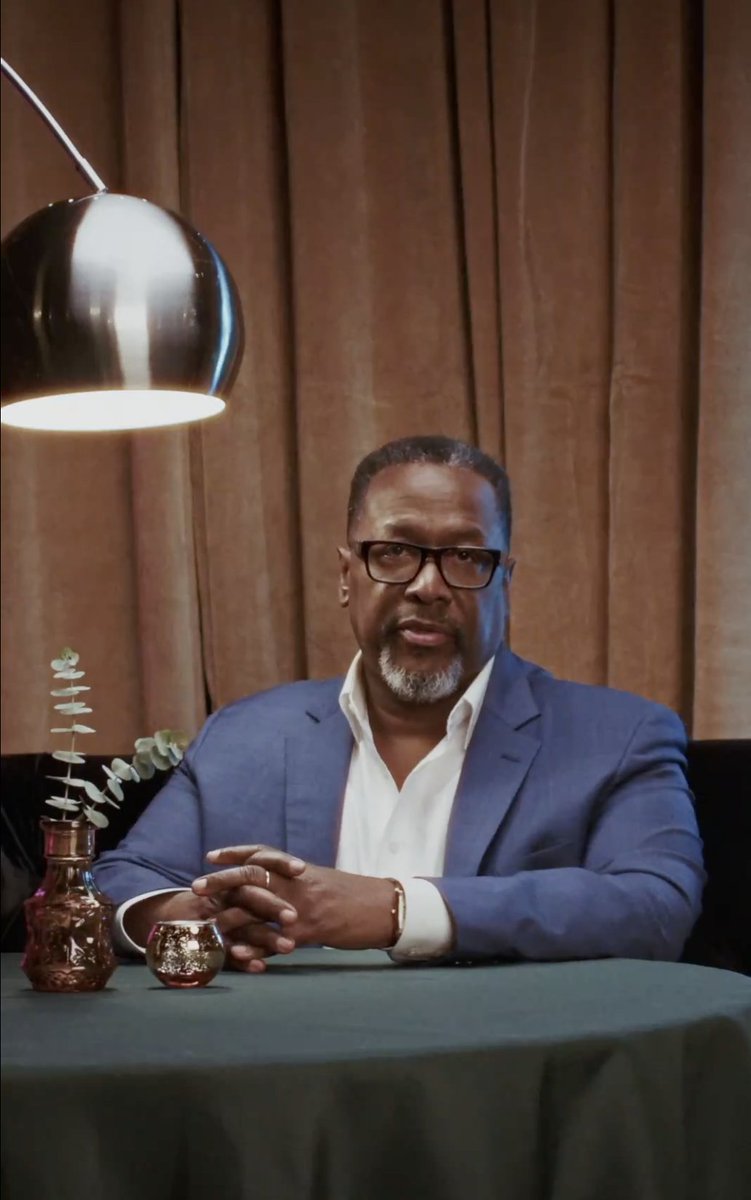 dieworkwear's tweet photo. this is very aesthetically pleasing. the 60s arco-styled lamp, tasteful color scheme, nice tailoring, generous shirt collar, and watch barely peeking out from cuff. the suit's lighter shade of blue throws it into casual territory, allowing it look at home with no tie. https://t.co/4DKKwIddnE
