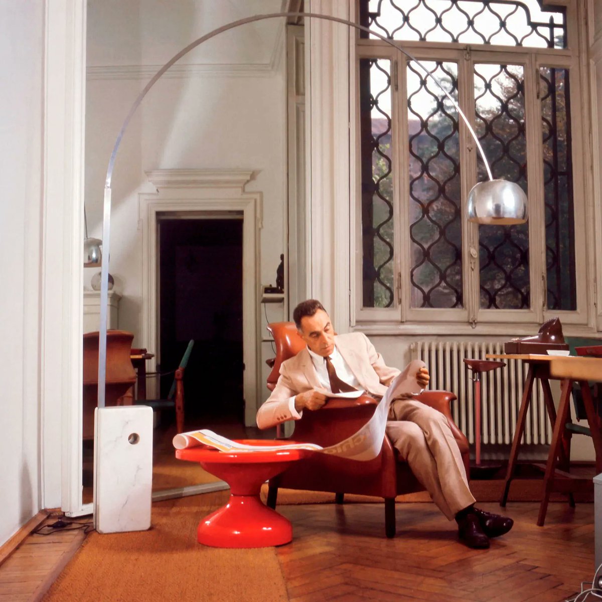 dieworkwear's tweet photo. this is very aesthetically pleasing. the 60s arco-styled lamp, tasteful color scheme, nice tailoring, generous shirt collar, and watch barely peeking out from cuff. the suit's lighter shade of blue throws it into casual territory, allowing it look at home with no tie. https://t.co/4DKKwIddnE