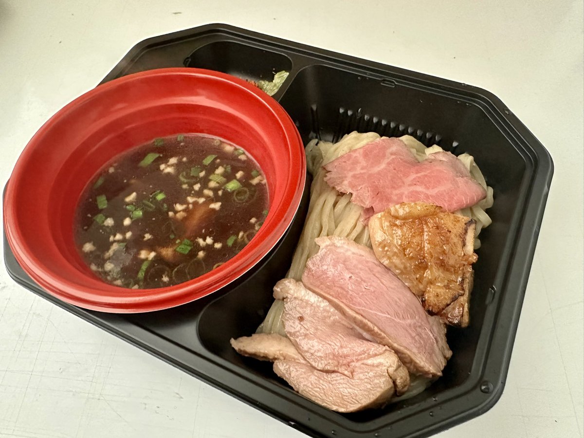 naoki4sod's tweet photo. 大つけ麺博

麺屋どんく
地鶏と鴨の信州つけ蕎麦
薬味トッピング、最後のひと口まで感動🥺
@menyadonku https://t.co/7lOmtKhlh6