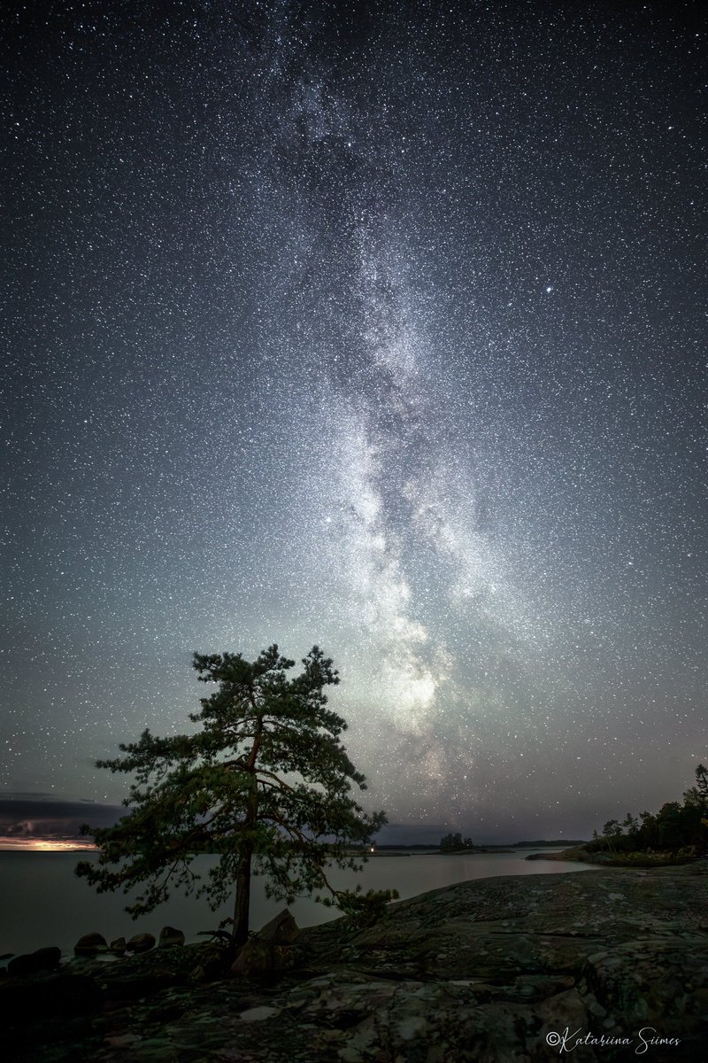 arcticshadows's tweet photo. Lately I’ve leaned more and more into night photography. One of the latest is this one, taken in Kopparnäs, Finland, on October 4th. 

Stacked, f2.8, ISO 6400, 15 sec. https://t.co/qGwLnRIqTy