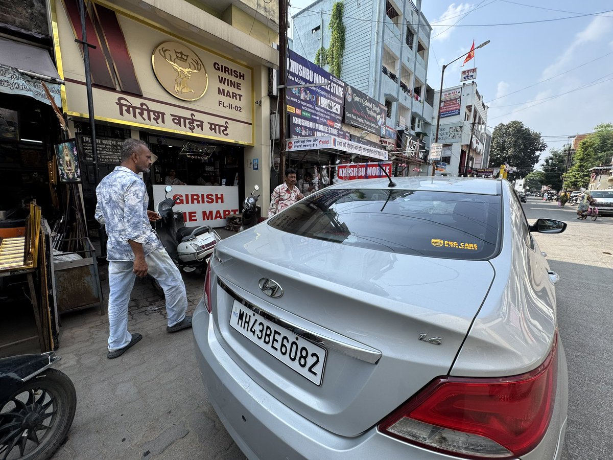 SanskarDewani's tweet photo. What has happened to Nagpur People @NagpurPolice @nagpurcp @ngpnmc this is vehicle details pls look into this &amp; as a responsible citizen i need support from my traffic police @NagpurPolice 
Pls give this vehicle owner a challan for wrong parking. This car is parked infront. https://t.co/etUe7giYWl