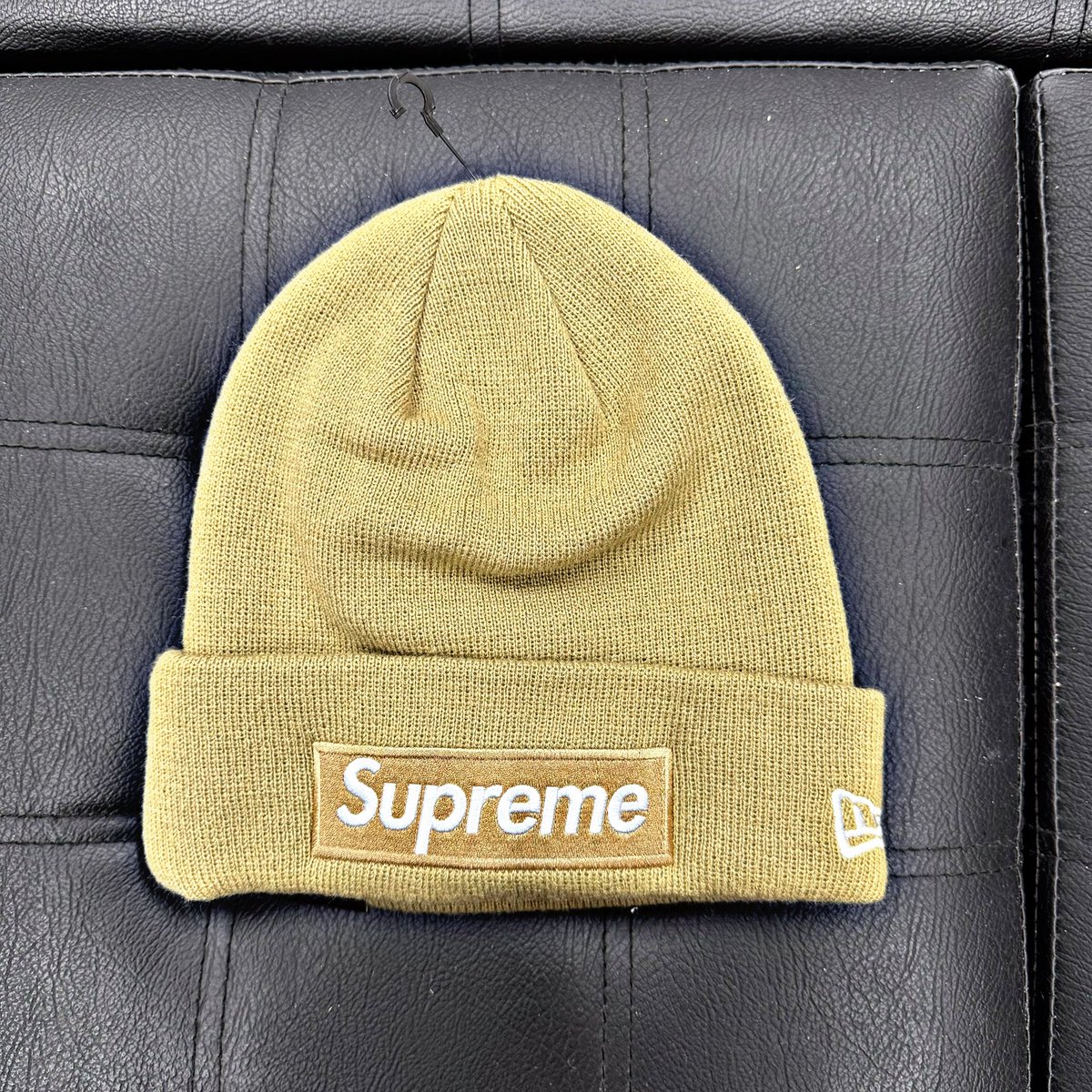ub_addict's tweet photo. 🎃#ウバのゲリラ貰って下さい企画🎃
#第2弾 

⚫︎エントリNo.2
Supreme New Era Box Logo Beanie "Dark Sand" 

⚫︎Condition S(新品未使用)

📝参加条件📝
①下記のアカウントをフォロー
@ub_addict 
@ub_nakami 
@addict_snkrs27 
②このポストをリポスト
③引用リポストで『最近のマイブーム』を投稿すると当選確率UP

⚫︎抽選締切 2024.11.01(金)23:59
⚫︎当選発表 2024.11.02(土)20:00頃
※こちらのポストを引用リポストしてアカウントの発表をさせていただきます。