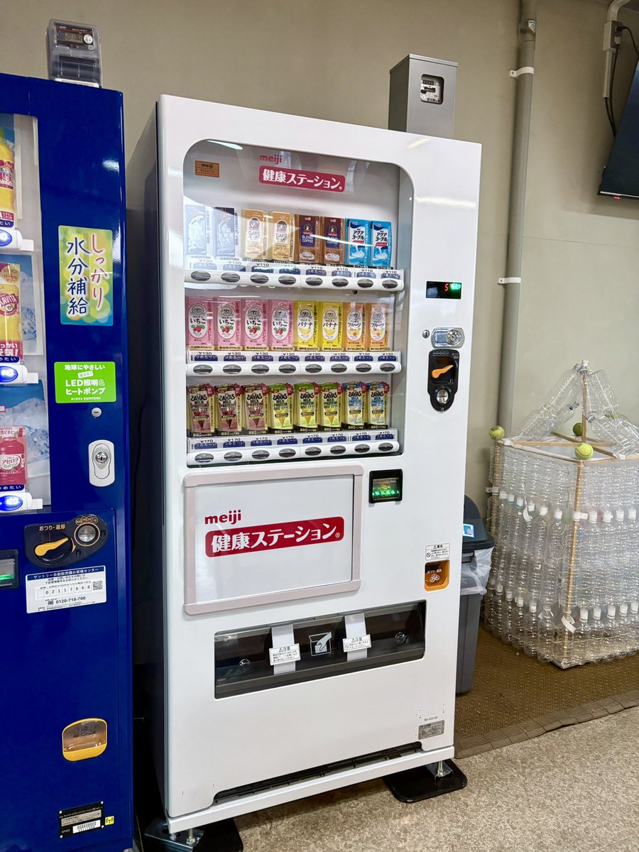 SHODO_yokohama's tweet photo. ついに牛乳の自販機が導入されました🐮
食堂の一番奥です

我らが書道部の部長も
企画を担当した評議委員の一員でした。

部長はさっそくいちごオレを購入🍓

校内アンケートでは
約7割が希望するほど大人気の商品です

飲み終わった紙パックは
つぶして右のゴミ箱へ🗑

みんなでたくさん飲みましょう https://t.co/etVPjwU1Y9
