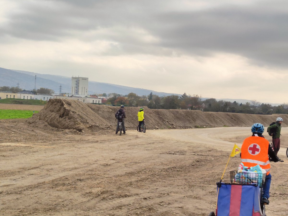 Während in Spanien der Gemüsegarten Europas gerade den Bach runter geht, zerstören gierige Politiker in Wr. Neustadt besten Ackerboden für die unnötige #Ostumfahrung. Darf sich dann keiner über hohe Preise für Lebensmittel wundern.#Klimakrise