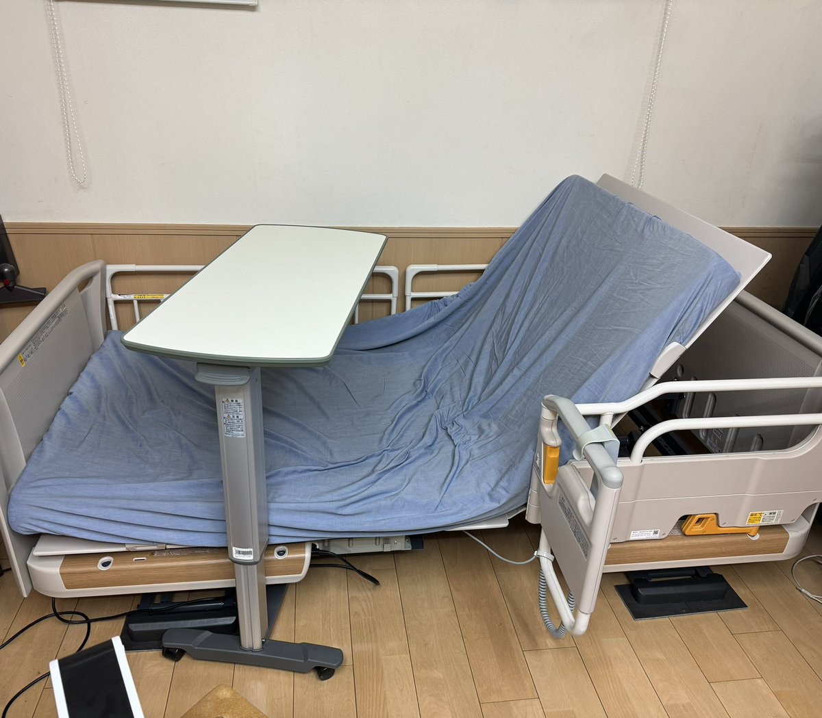 介護ベッド自宅設置完了
腰を曲げると地獄の腹痛になるので強い援軍が来た
レンタル月額料金は
ベッド1500円
テーブル3000円

これからの名作はここで誕生するのだ