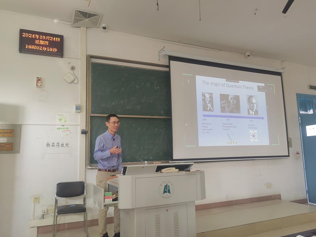 SpinQ_Lab's tweet image. SPINQ CTO Dr. Meng Tiejun’s recent visit to Hubei University was a success! His talk on superconducting quantum computers was a hit with professors, sparking excitement for advancing quantum education. We&apos;re thrilled to see such enthusiasm from the academic community! #SPINQ