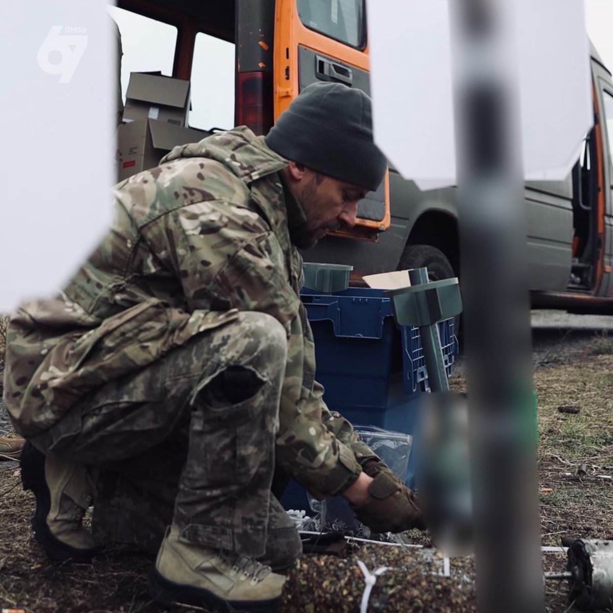 67OMBr's tweet photo. Щодня на лінії фронту гуркіт потужних вибухів розриває ранкову тишу. Це не просто звуки війни – це мелодія роботи групи інженерного забезпечення 67 ОМБр. Їхні ритми вибухів – мов гігантські крила, що прориваються крізь вороже залізо, знищуючи окупантів. https://t.co/vFORPUUH6E