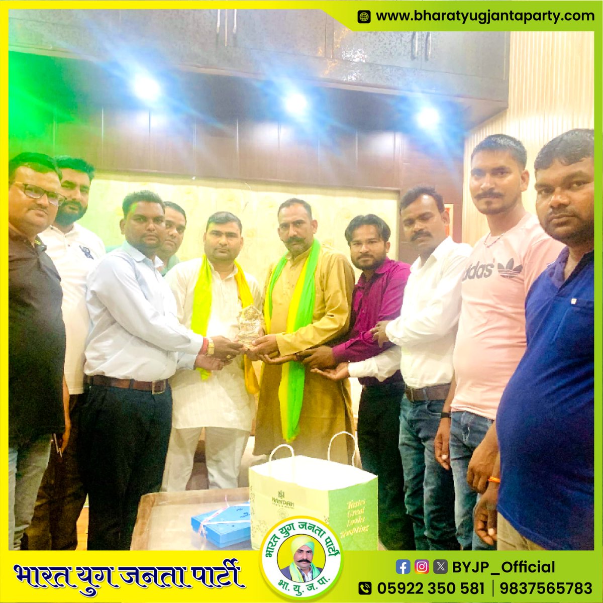 BYJPPresident's tweet photo. आज पार्टी कार्यालय पर जिला अध्यक्ष मुरादाबाद जयप्रकाश जी ने अपने पदाधिकारियों के साथ राष्ट्रीय अध्यक्ष जी से भेंट की।
@BYJPPresident @BYJP_Official
#ChaudharyYogendraSingh #BYJPPresident #चौधरी_योगेन्द्र_सिंह #BharatYugJantaParty #BYJP #भायुजपा #भारत_युग_जनता_पार्टी https://t.co/3sLEnGLRNG