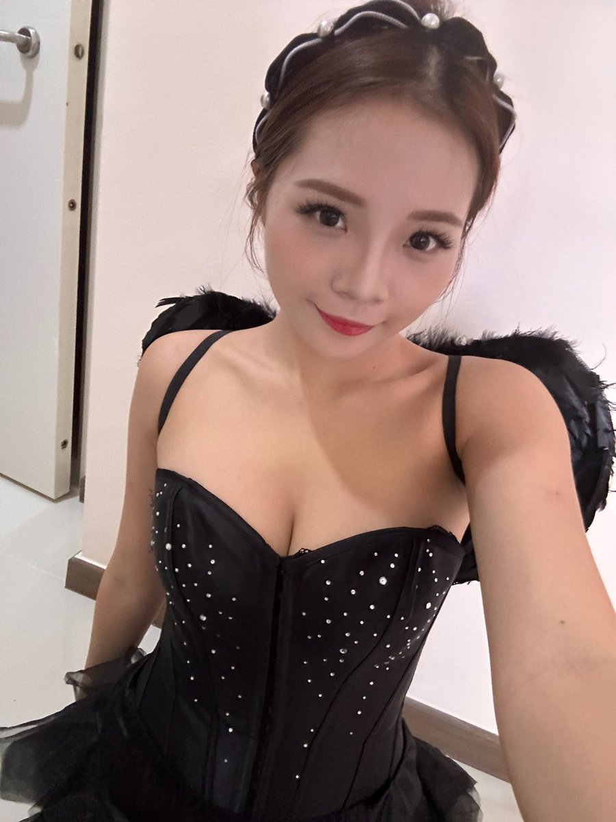 kkitbits's tweet photo. Happy Halloween special for 1hr and Bollywood dance ❤️ live now! https://t.co/nvGqOibCbp https://t.co/Uj5h5qdL0P