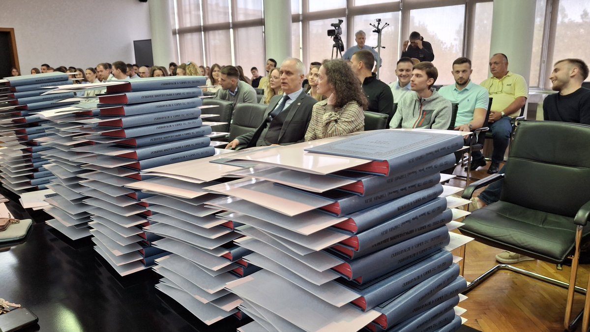 Поводом Дана Машинског факултета приређен је свечани пријем за најбоље студенте у школској 2023/2024. години. За постигнуте резултате на основним и мастер студијама и просечну оцену изнад 9.50, похвале и пригодне награде добио је 101 студент.
vesti.mas.bg.ac.rs/?p=27126