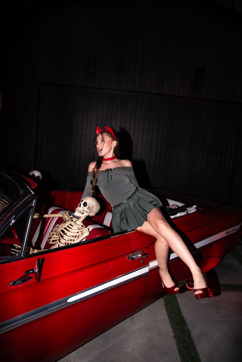 Msloudqueen's tweet photo. Happy Halloweek💀❤️✨ #devilslettuce https://t.co/6quc3L10KC
