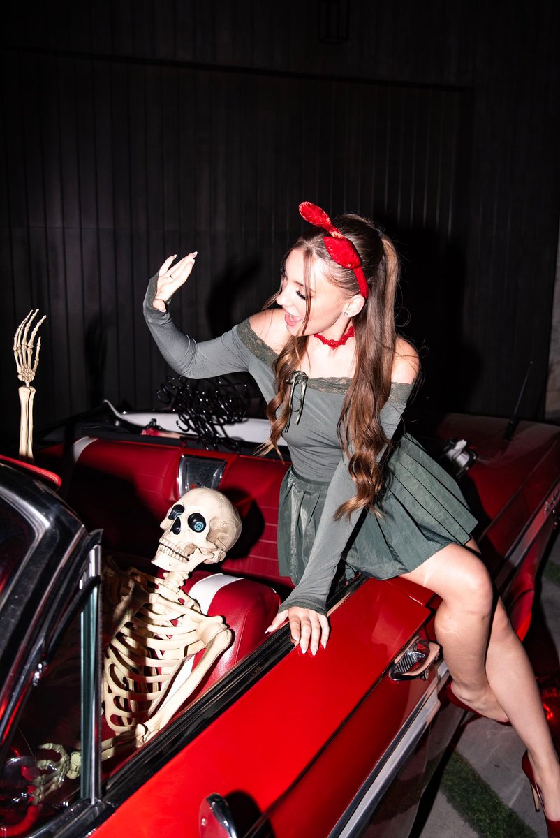 Msloudqueen's tweet photo. Happy Halloweek💀❤️✨ #devilslettuce https://t.co/6quc3L10KC