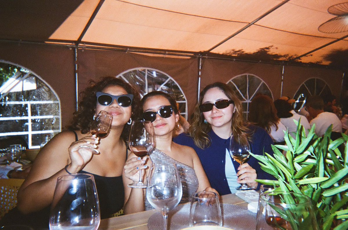 flatwhiteloverr's tweet photo. Portugal fue nuestro 🇵🇹🤍

Veo la segunda foto y me muero de risa de recordar lo borracha que estaba JAJAJA https://t.co/zWLv0WhQWR