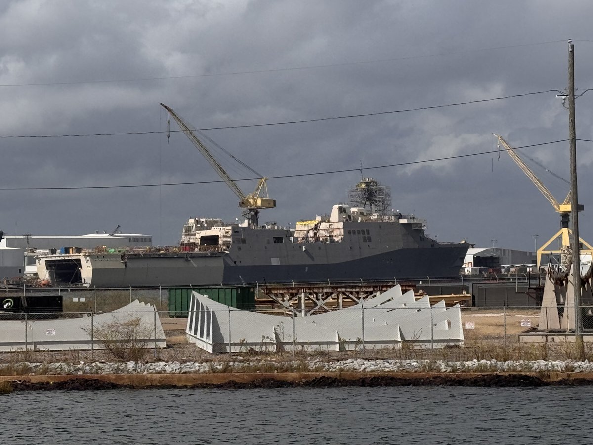 WarshipCam's tweet photo. Future USS Harrisburg (LPD 30) San Antonio-class Flight II amphibious transport dock in Pascagoula, Mississippi - October 30, 2024 #ussharrisburg #lpd30 

SRC: TW-@warshipcam https://t.co/47JiyCeJUg