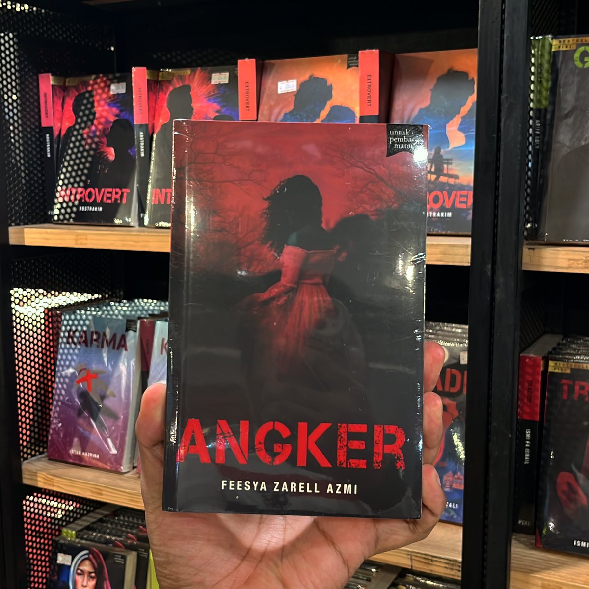 KedaiFixi's tweet photo. Stok akhir buku bergenre seram komedi yang berjudul #ANGKER boleh didapati di Kedai Fixi. Boleh masuk promo mantap #3BukuFixiRM65 juga. https://t.co/iljzgqOmRL