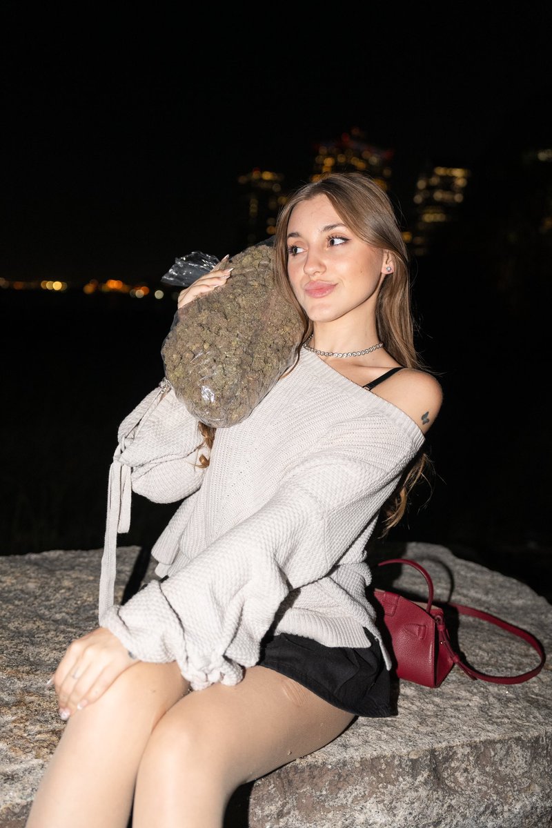 Msloudqueen's tweet photo. how much do you think is in my bag 🤭 https://t.co/maqqbTKSsm