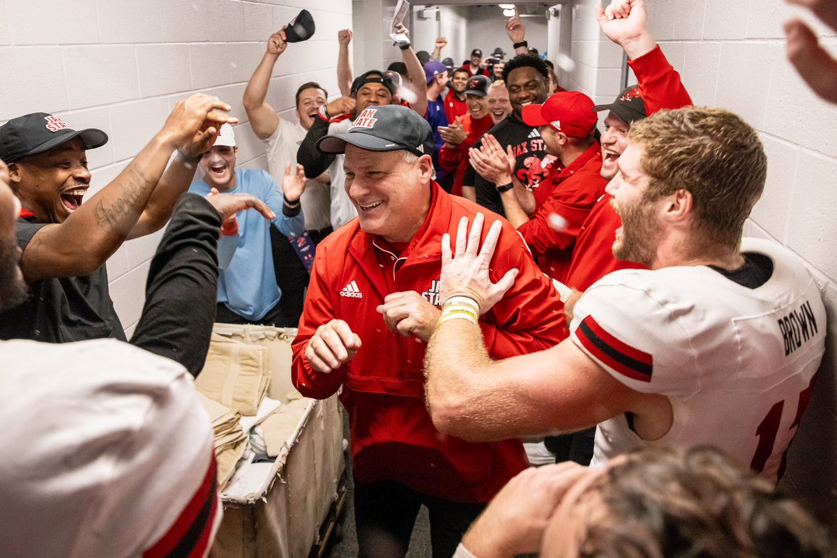 Winning locker room &gt;&gt;&gt;&gt;

#HardEdge | #EarnSuccess
