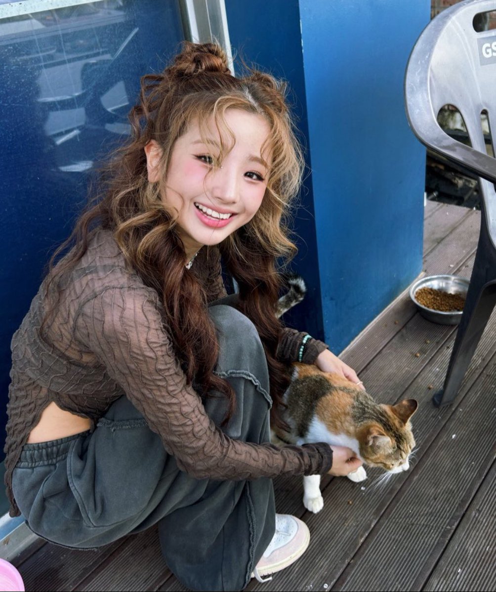 myangelsiyeon's tweet photo. Happy Birthday to this beautiful leader of Badvillain, Chloe Young may her birthday wishes all come true and power her for the prettiest of those blessed days of hers to come.
#BADVILLAIN #๋ฐฐ๋๋น๋ฐ
#HAPPY_ChloeYoung_DAY https://t.co/U9QUZgb0ha