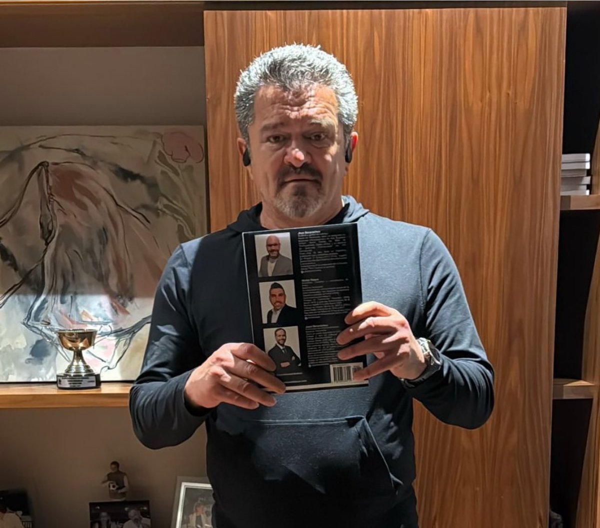 Walter Roque (@cataroque) on Twitter photo Enorme orgullo y satisfacción al saber que nuestro libro Soccer Essentials (<a href="/SEssentialsUS/">Soccer Essentials</a>) ya está en las manos del goleador histórico y leyenda viviente del fútbol mexicano, Carlos Hermosillo <a href="/CHermosillo27/">Carlos Hermosillo</a>.
Hermosillo ha sido parte fundamental en nuestra iniciativa de crear Enorme orgullo y satisfacción al saber que nuestro libro Soccer Essentials (<a href="/SEssentialsUS/">Soccer Essentials</a>) ya está en las manos del goleador histórico y leyenda viviente del fútbol mexicano, Carlos Hermosillo <a href="/CHermosillo27/">Carlos Hermosillo</a>.
Hermosillo ha sido parte fundamental en nuestra iniciativa de crear
