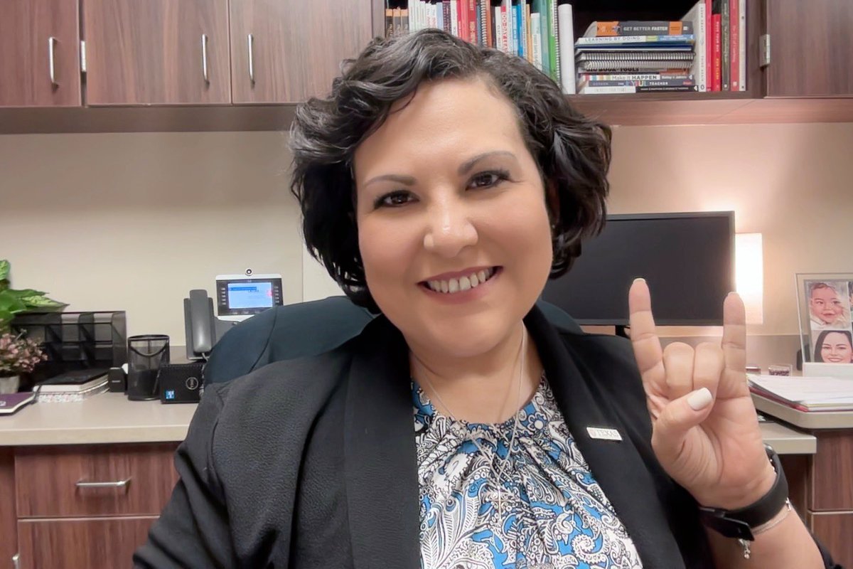 MsMorgart's tweet image. Today was Dress for Success/Dress Like Your Future Career Day for Red Ribbon Week…I dressed like an Assistant Principal! #TPLA2025 #FutureAP @LeamanJH @drdebracantu @UTAustin @utexascoe #OvarianCancerJourney