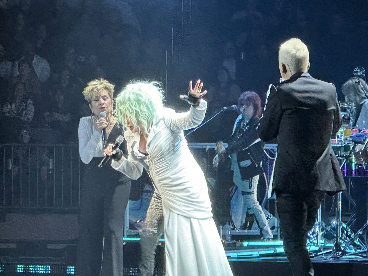 jonluvsmaddy's tweet photo. #cyndilauper beautiful, like a rainbow #truecolors @thegarden #girlsjustwannahavefundamentalrights #votejoy https://t.co/JrDzy1QBTy