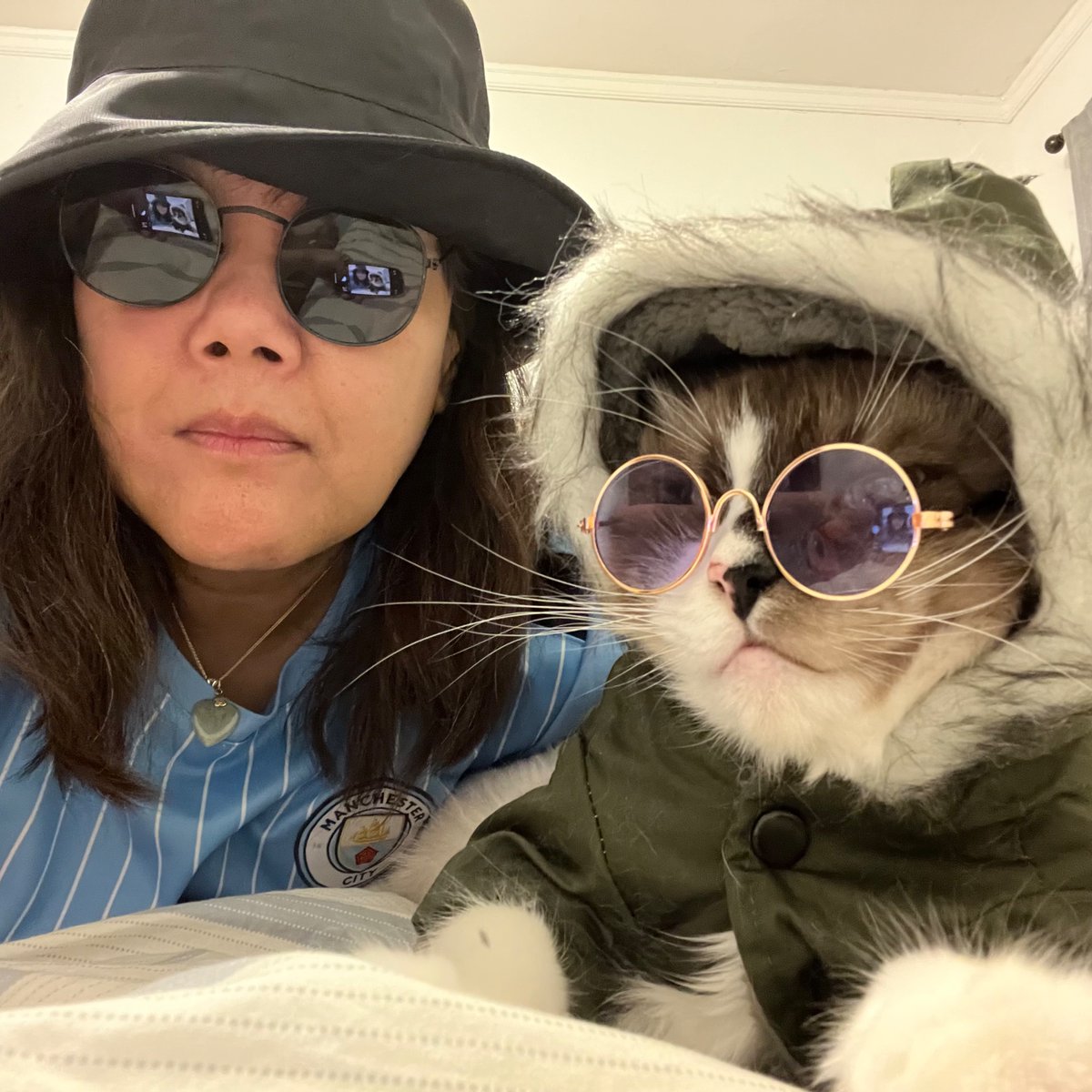 Eukadanz's tweet photo. @liamgallagher Happy Halloween! I think he likes me as much as @NoelGallagher likes you. https://t.co/TUW8HBh3Zr