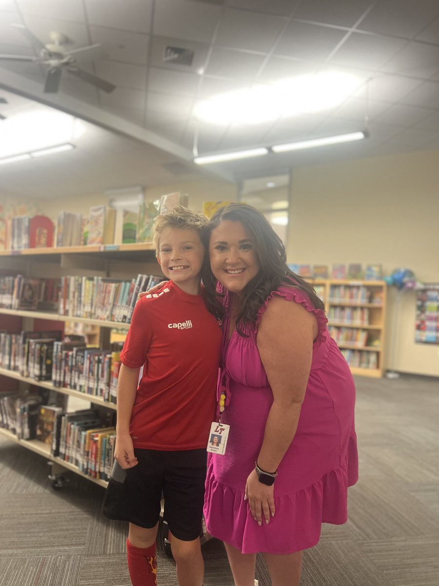 MsRowe6's tweet image. 📸 Picture Day Smiles! Our fourth graders were all dressed up and ready to shine 🌟 We had so much fun capturing these moments together! Can’t wait to see their big smiles in the yearbook! #PictureDay2024 #ProudTeacherMoments 💙✨ @WCHDonna @wcheprincipals @ltisdschools